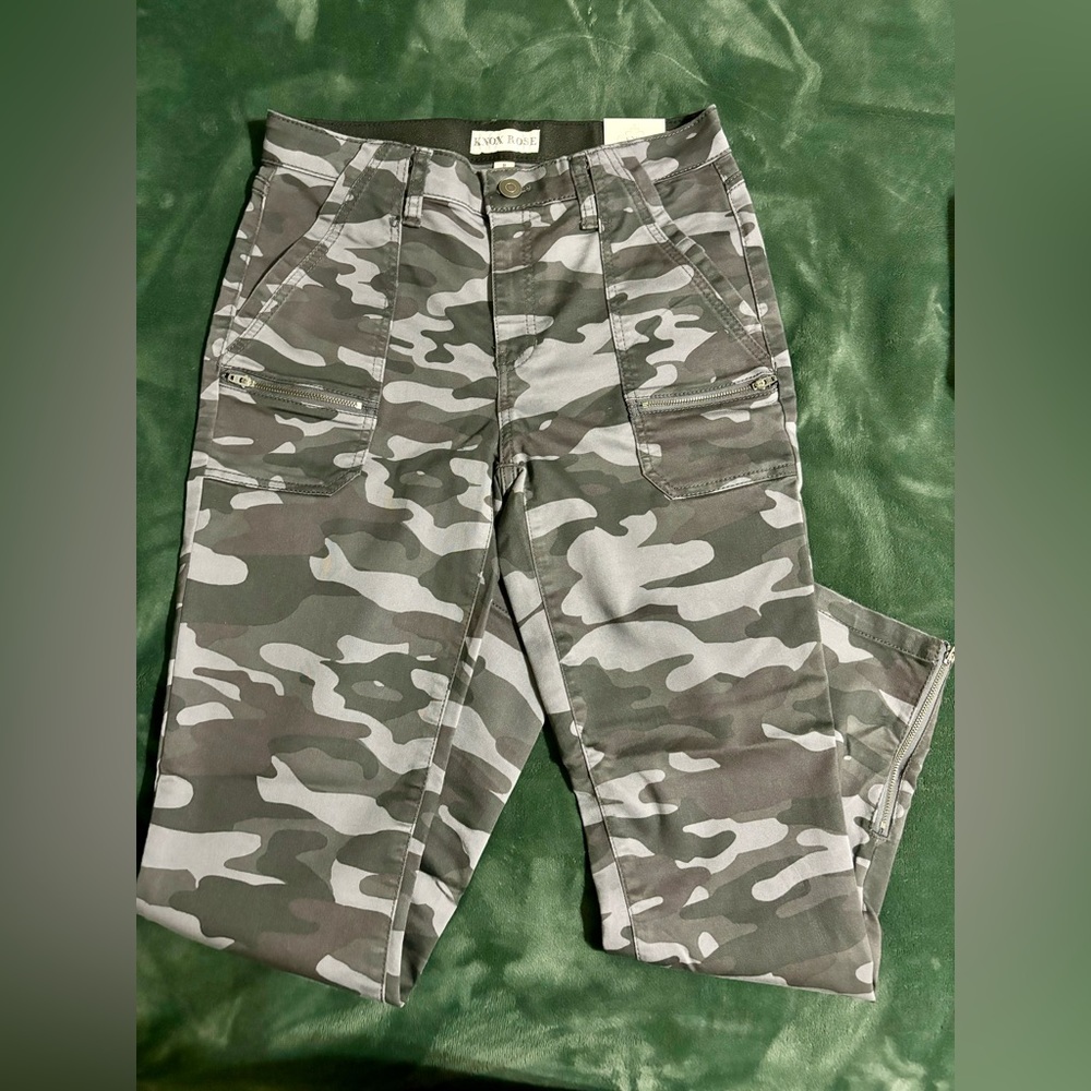 NWT Knox Rose camouflage pants / size 8 / zippers on ankles
